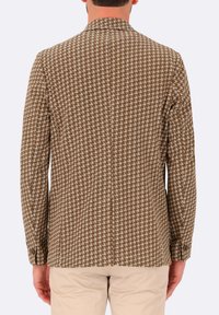 Blazer a motivo houndstooth marrone con un design strutturato, dotato di colletto a revers, spacco posteriore singolo e polsini con bottoni. Tessuto texturizzato.