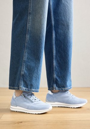 Trainers - light blue