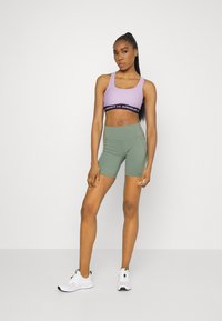 Under Armour CROSSBACK MID BRA - Sutiã desportivo de suporte médio - octane/purple switch/octane