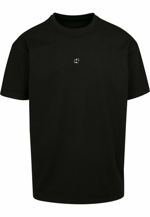 Camiseta de algodón negra con cuello redondo y mangas cortas. Presenta un pequeño emblema de la balanza de la justicia en el pecho.