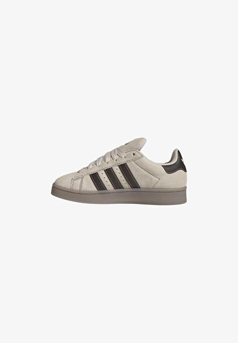 Baskets en suède gris clair avec trois rayures gris foncé et une semelle lisse grise. Dotées d'un bout arrondi et d'un système de laçage à l'avant.