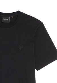 Maglietta nera in cotone con maniche corte, scollo rotondo e logo ricamato tono su tono sul lato sinistro del petto. Texture liscia e vestibilità casual.