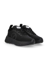 Schwarze Sportschuhe mit einem oberen Teil aus Netzgewebe, einer strukturierten schwarzen Sohle mit bunten Sprenkeln und kontrastierenden weißen Etiketten an der Zunge.