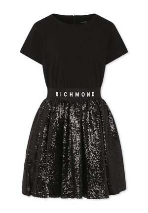 Abito nero con top aderente e maniche corte, caratterizzato da una gonna con paillettes. Una fascia in vita presenta la scritta "RICHMOND" in lettere bianche.