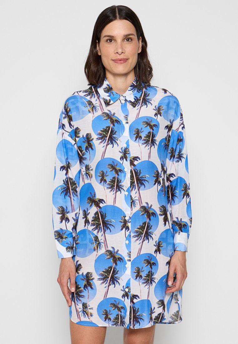 Overhemd met knoopsluiting, voorzien van een blauwe palmboomprint op een witte achtergrond, lange mouwen en een klassiek kraag, gemaakt van lichtgewicht stof.