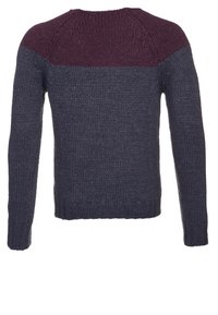 Stickad pullovertröja med en mörk marinblå kropp och en vinröd okdel, ribbade ärmmuddar och nederkant samt ett strukturerat stickmönster.