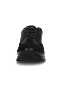 Scarpe da ginnastica nere con una finitura testurizzata, realizzate in materiali scamosciati e mesh, design con lacci e suola curva per una maggiore stabilità.