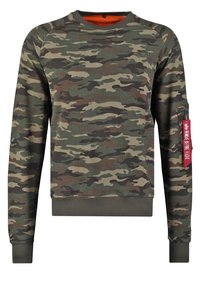 Sudadera de camuflaje en tonos verdes y marrones. Presenta un cuello, puños y dobladillo de canalé, con un bolsillo con cremallera en la manga.