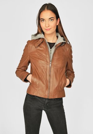 Braune Lederjacke mit grauem Kapuzenfutter, mit durchgehendem Reißverschluss, seitlichen Taschen und einer taillierten Passform. Texturierte Oberfläche mit Nahtdetails.