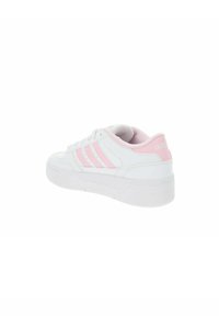 Sneaker in pelle bianca con accenti rosa, design a tre strisce sul lato e colletto imbottito. Suola in gomma bianca spessa per il supporto.