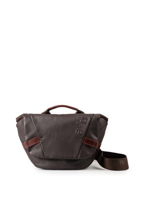 Borsa messenger in pelle marrone scuro con patta frontale, logo parziale goffrato, manico marrone e ampia tracolla regolabile.