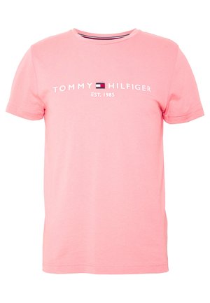Rosa Kurzarm-T-Shirt mit Rundhalsausschnitt, vorne mittig mit dem Schriftzug "TOMMY HILFIGER EST. 1985" und kleinem rot-weiß-blauem Logo.