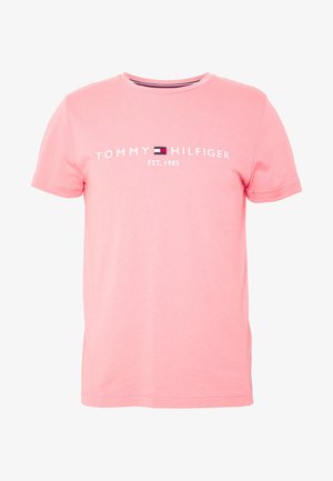 T-shirt rosa a maniche corte con scollo tondo, con la scritta "TOMMY HILFIGER EST. 1985" e un piccolo logo rosso, bianco e blu sul centro davanti.
