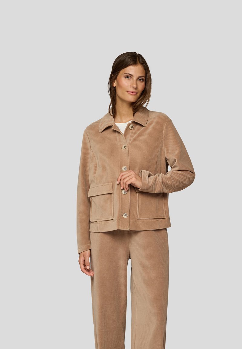 Cordjacke in hellbeige, mit Knopfleiste, Hemdkragen, zwei Fronttaschen und langen Ärmeln in entspannter Passform.