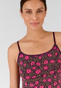 Top blu violetto con un motivo floreale, caratterizzato da fiori rosa e foglie verdi. Presenta spalline sottili e un bordo in pizzo lungo il décolleté.