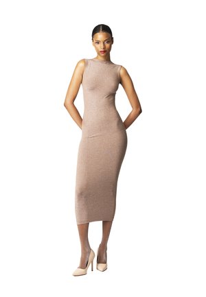 Tæt siddende, ærmeløs midikjole i skinnende rosegold stof, med høj halsudskæring og glat tekstur. Sammen med nude hæle.