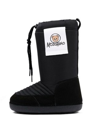 Czarny ocieplany zimowy but z pikowanym przodem i zapięciem na sznurek, z białą metką Moschino z logo misia na górnej części cholewki.