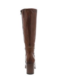 Botte haute en cuir marron avec fermeture zippée, talon carré et détail de strap décoratif. Texture lisse et design structuré.
