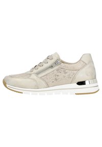 Sneaker beige chiaro con dettagli in suede e metallici, dotato di lacci frontali, zip laterale e un pannello testurizzato. Suola bianca con suola in gomma.