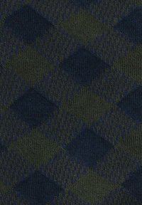 Tkanina dzianinowa z wzorem w diamenty w ciemnozielonym i granatowym kolorze, o teksturowej powierzchni i kontrastowych odcieniach.