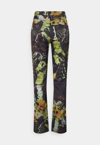 Calças estampadas com uma base preta e detalhes em verde, amarelo e castanho. Feitas de um tecido texturizado; design de perna reta com bolsos traseiros.