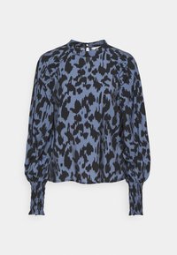 Blå bluse med sort leopardprint, har lange puffede ærmer, elastiske manchetter og en rund halsudskæring med en knaplukning på ryggen.