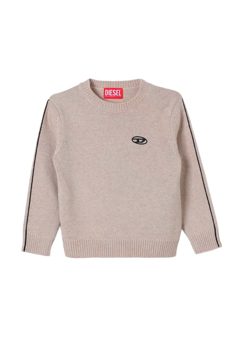 Maglione lavorato a maglia beige con maniche lunghe, collo a coste e orlo a coste. Presenta strisce laterali nere e un piccolo logo Diesel nero sul petto.