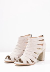 Pier One Varrelliset sandaalit - light grey