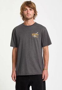 Grijs katoenen t-shirt met korte mouwen, voorzien van een klein geel Volcom-logo op de linkerborst. Klassieke ronde hals en een comfortabele pasvorm.