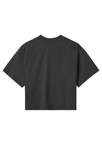 Sort cropped t-shirt med korte ærmer, lavet af bomuld, med rund hals og en glat tekstur, der viser en enkel, ensfarvet farve.