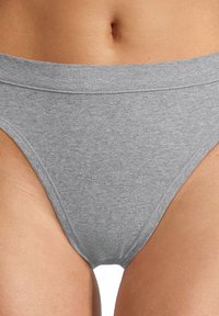 Grijze katoenen slip met een zachte textuur en een elastische tailleband, met een klassieke snit en minimale naden voor comfort.