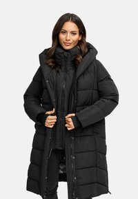 Schwarze Pufferjacke mit Kapuze, ausgestattet mit einem gesteppte Design, Front-Reißverschluss und Knopfverschluss. Innenschicht mit hohem Kragen und Reißverschlusstaschen.