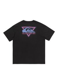 Camiseta negra con un gráfico multicolor en la parte posterior, que incluye un diseño triangular con elementos de olas y logo en rosa y azul.