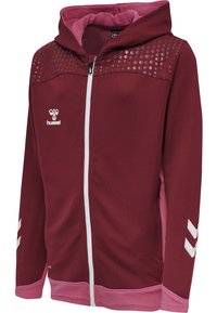 Sudadera con cremallera de color marrón burdeos, con un diseño texturizado en los hombros, acentos en rosa contrastante, cremallera blanca y logo en el pecho. Presenta detalles en forma de chevron en las mangas.