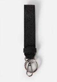Zwarte leren sleutelhanger met reliëf logo patroon, voorzien van zilveren hardware en een clip voor bevestiging. Gladde textuur, rechthoekige vorm.