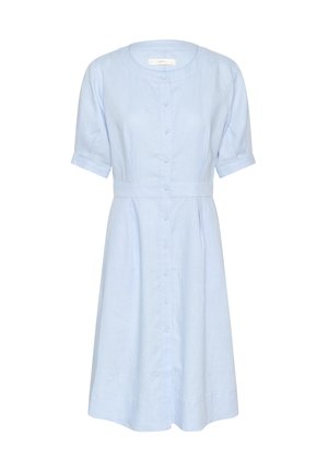 Niebo niebieska, krótko rękawowa sukienka z okrągłym dekoltem, pełnym zapinaniem na guziki z przodu, zaciśniętą talią i plisowanym dołem. Wykonana z lekkiego materiału.