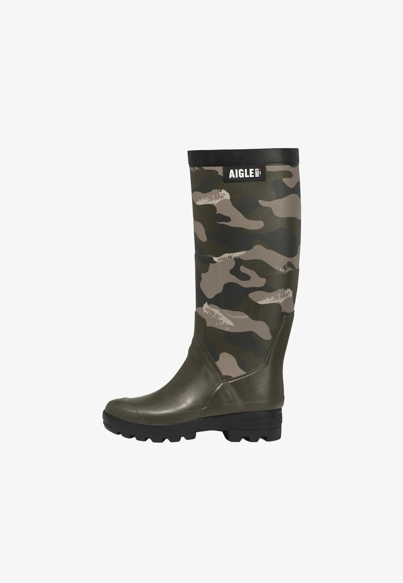 Botte en caoutchouc haute avec motif camouflage vert et marron, semelle noire, et logo "AIGLE" près du haut.