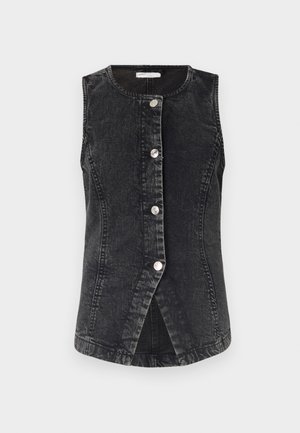Svart denimvest med rund hals, frontlukking med knapper og en tettsittende design. Har en lett buet nederkant og synlige sømdetaljer.