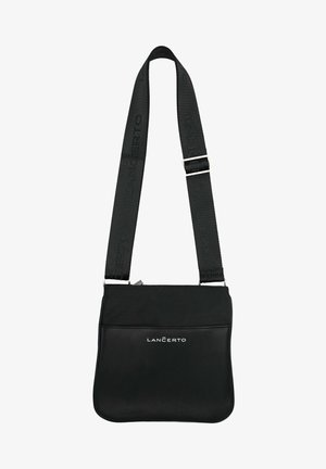 Czarna torebka crossbody o gładkiej fakturze, z regulowanym paskiem i przednią kieszenią. Wykonana z trwałego materiału z detalem logo.