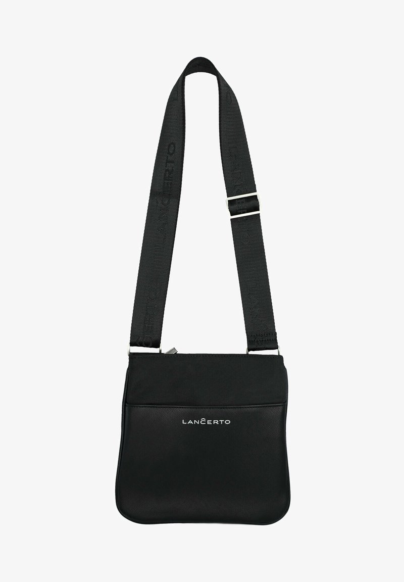 Czarna torebka crossbody o gładkiej fakturze, z regulowanym paskiem i przednią kieszenią. Wykonana z trwałego materiału z detalem logo.