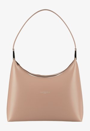 Sac à épaule en cuir rose clair avec une forme arrondie, des accents en métal argenté et une fermeture à glissière sur le dessus. Texture lisse et marque minimaliste.