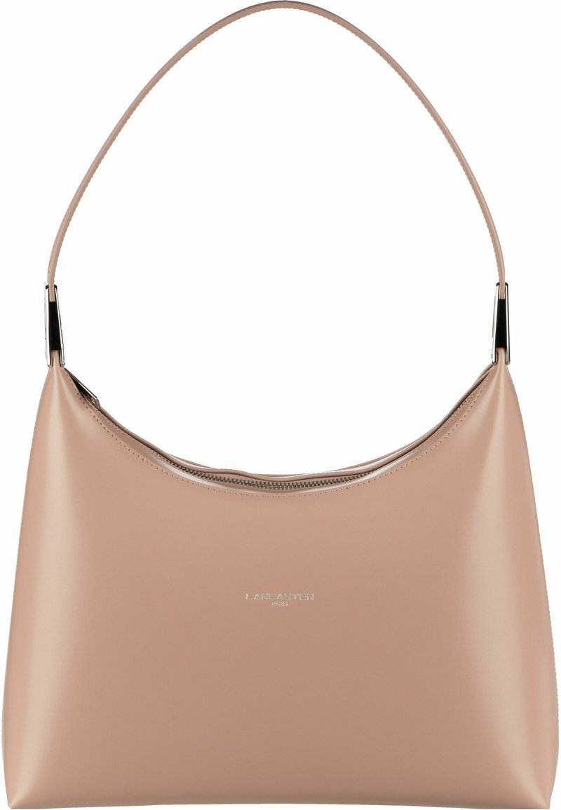 Sac à épaule en cuir rose clair avec une forme arrondie, des accents en métal argenté et une fermeture à glissière sur le dessus. Texture lisse et marque minimaliste.