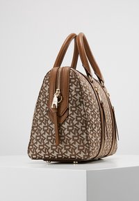 Brązowa torebka w wzory o strukturalnym kształcie. Wykonana z wytrzymałego materiału, posiada podwójne uchwyty, złote akcenty i zamek błyskawiczny.