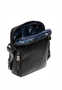 Borsa a tracolla in pelle nera con chiusura a zip, dotata di un interno blu a fantasia e tracolla regolabile. Texture liscia con dettagli in metallo argentato.