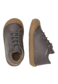 Šedé kožené boty s hnědou gumovou podrážkou, kulatou špičkou a šedými tkaničkami. Měkká, texturovaná vnitřní podšívka a jednoduché švy.