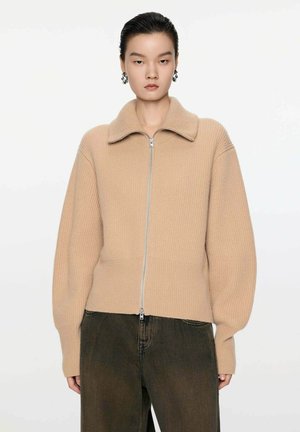 MIT ZIPPER KRAGEN – MODERN ELEGANT - Strickjacke - camel