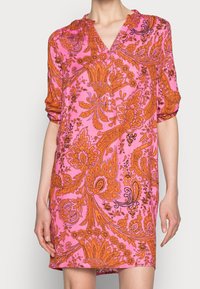 Emily van den Bergh Vapaa-ajan mekko - pink