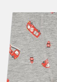 Sivkasta tkanina z ponavljajočim se vzorcem rdečih gasilskih vozil in požarnih hidrantov, z mehko, gladko teksturo in preprostim, risarskim oblikovanjem.