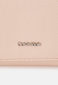 Calvin Klein ELEVATED CROSSBODY - Sac bandoulière - spring rose