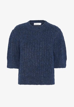 Sötétkék kötött pulóver rövid puff ujjak, kerek nyak és puha, texturált felület jellemzi. A címke olvashatóan: "KAREN BY SIMONSEN."
